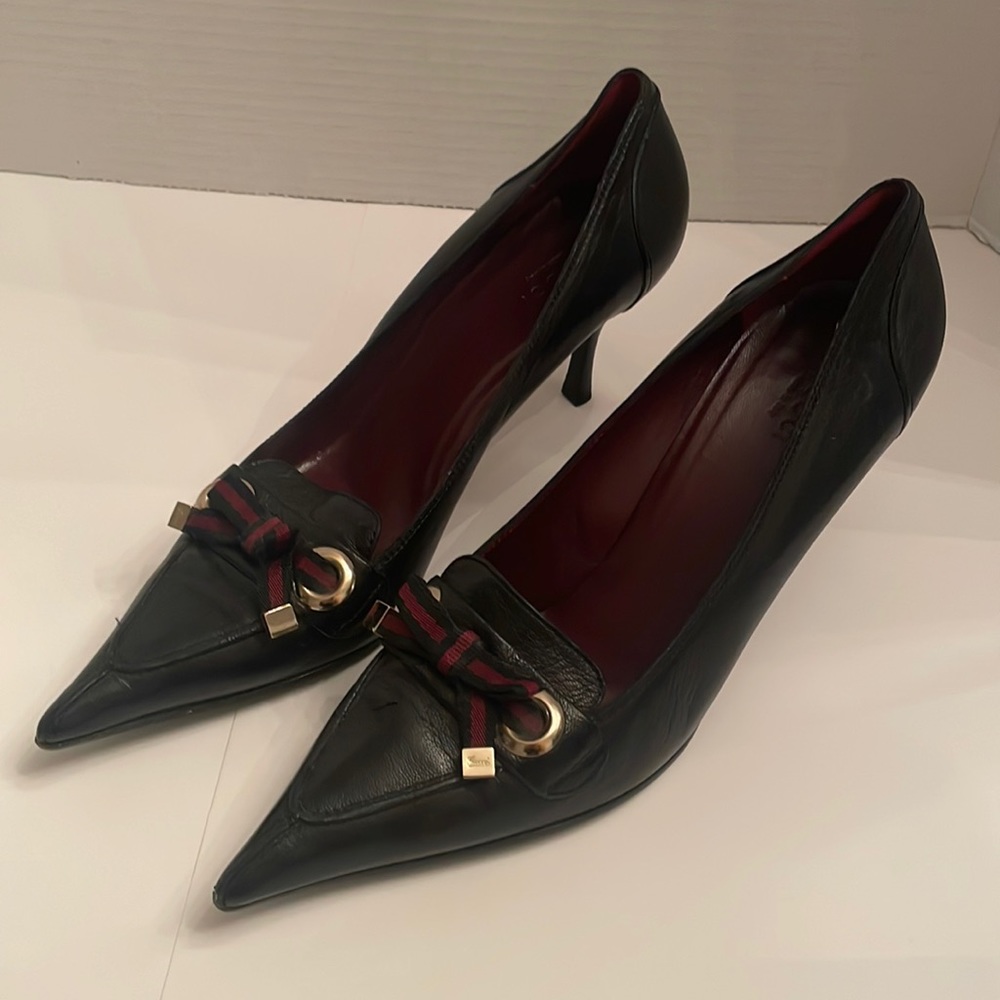 Authentic Gucci heels with grosgrain ribbon and gold logo details.